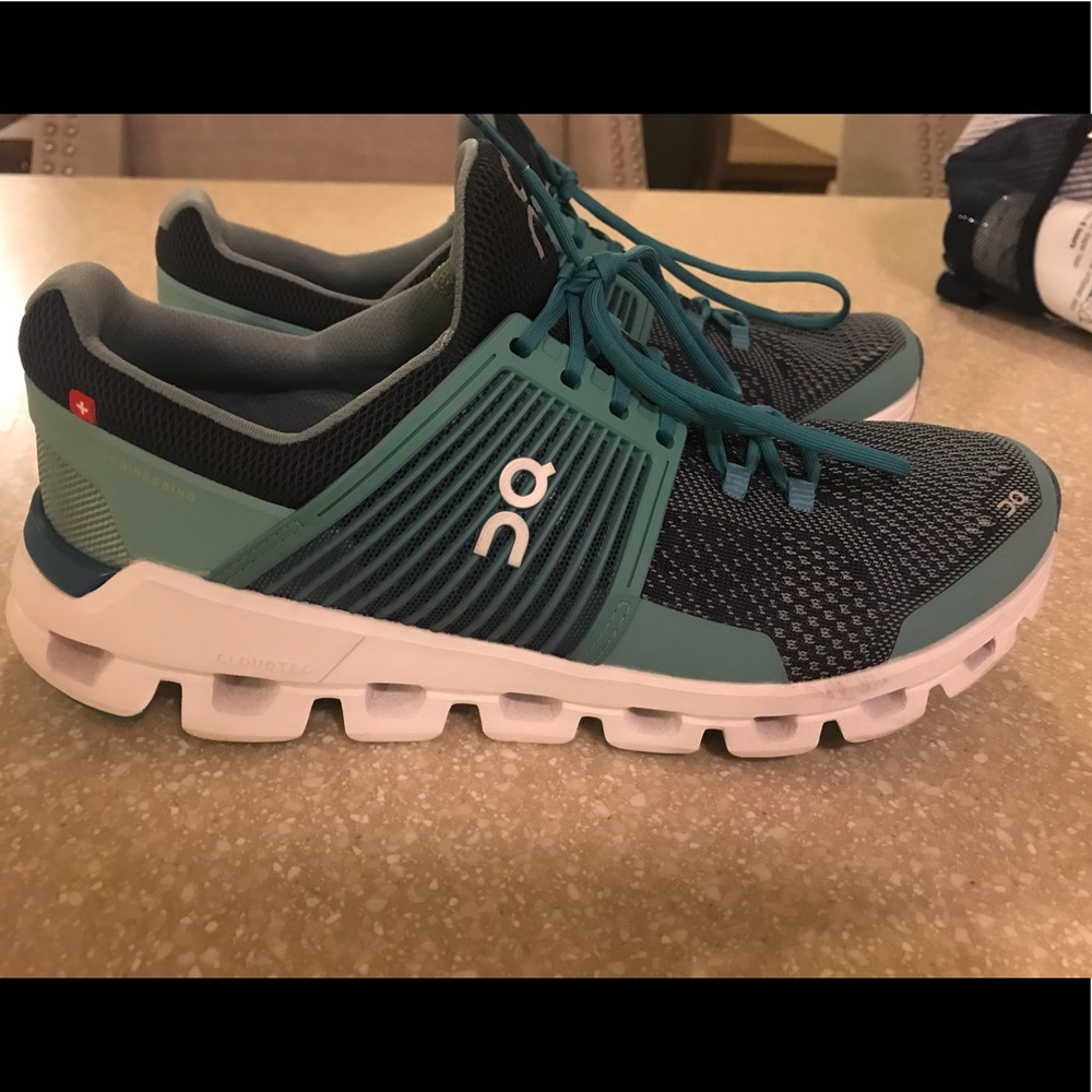 Women’s on cloud running shoes size 9.5